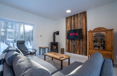 Saint-Alexis-des-Monts Ski Chalet | Brand New with SPA - Le Repaire du Lievre Blanc