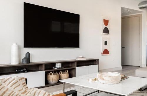 Jefferson Park House | Brand New Condo - Walk to Empower Stadium - Tesoro