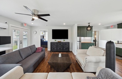 Garden Oaks Apartment | Brand new condo with large rooftop terrace above Beau Soleil restaurant