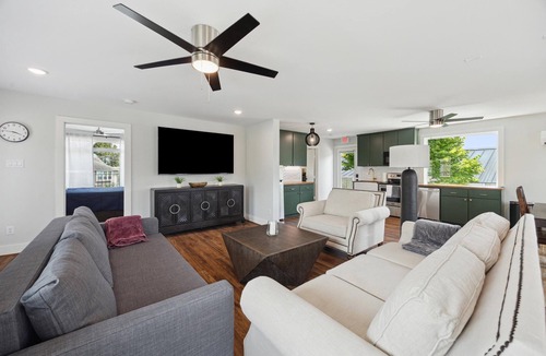 Garden Oaks Apartment | Brand new condo with large rooftop terrace above Beau Soleil restaurant
