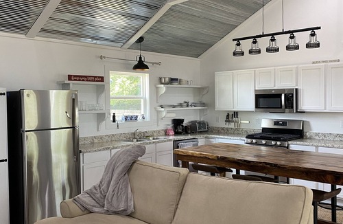 Dundee Cottage | *Brand New Construction* Moon Lake View Cabin