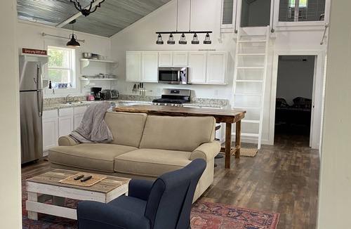 Dundee Cottage | *Brand New Construction* Moon Lake View Cabin