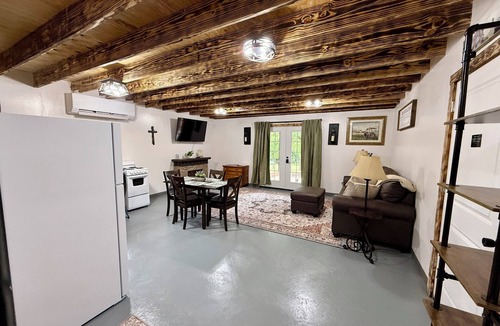 Oklahoma County Apartment | Brand New Cozy 1-bedroom Guesthouse on 5 acres 1 mile from Tinker Air Force Base