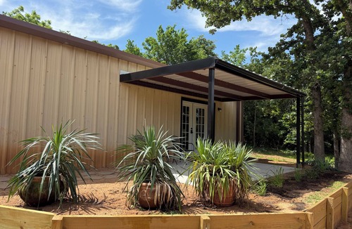 Oklahoma County Apartment | Brand New Cozy 1-bedroom Guesthouse on 5 acres 1 mile from Tinker Air Force Base