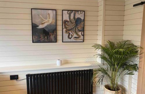 Trowle Common House | brand new cozy cabin with parking