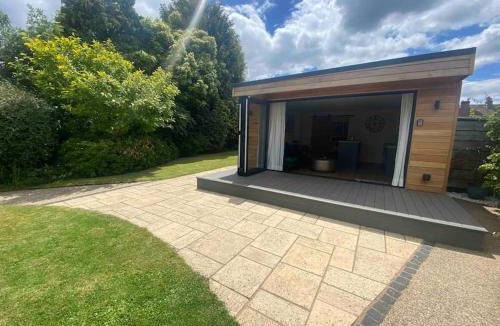 Trowle Common House | brand new cozy cabin with parking