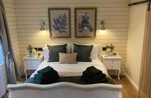 Trowle Common House | brand new cozy cabin with parking