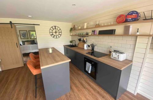 Trowle Common House | brand new cozy cabin with parking