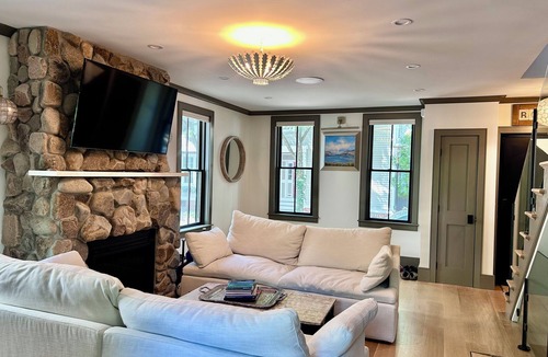 Thompson Square - Bunker Hill House | Brand New! Cozy city home!