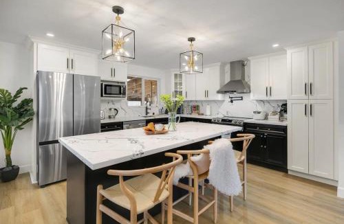 Picnic Point-North Lynnwood Apartment | Brand New Designer High-End 4BR Retreat