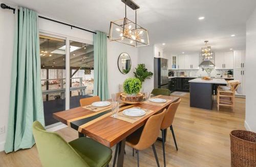 Picnic Point-North Lynnwood Apartment | Brand New Designer High-End 4BR Retreat