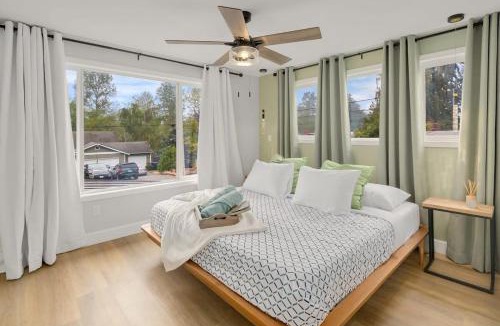 Picnic Point-North Lynnwood Apartment | Brand New Designer High-End 4BR Retreat