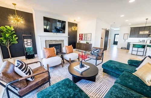 Apex House | Brand New-Downtown Apex-4BD/4BA-Gameroom-2 Kings!