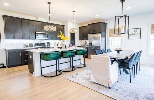 Apex House | Brand New-Downtown Apex-4BD/4BA-Gameroom-2 Kings!