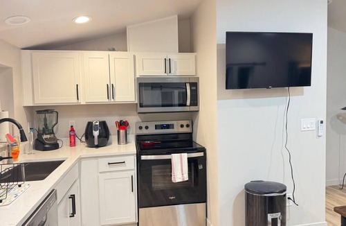 Hilltop House | Brand-New Furnished 2BR 1 Bath Unit. Central Tacoma