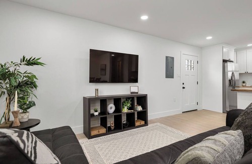 Pittsburg House | Brand New Getaway For a Longer Stay