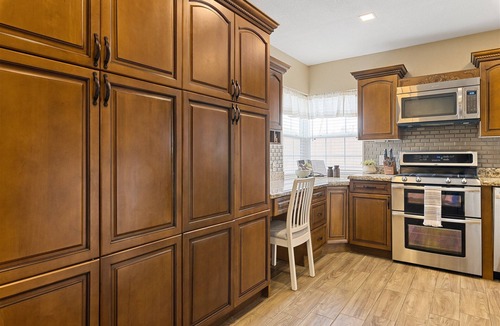 Encanto House | BRAND NEW ✴ HEATED POOL ✴ HOT TUB ✴ OUTDOOR GAMES ✴ CLOSE TO DINING & AIRPORT