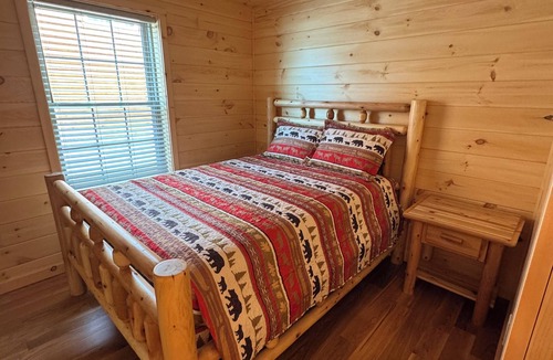 Inlet Cabin | BRAND-NEW LAKEFRONT LODGEnBlack Bear Lodges - The Bear's Lair Lodge