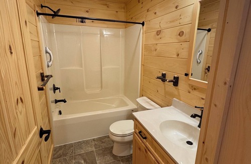 Inlet Cabin | BRAND-NEW LAKEFRONT LODGEnBlack Bear Lodges - The Bear's Lair Lodge