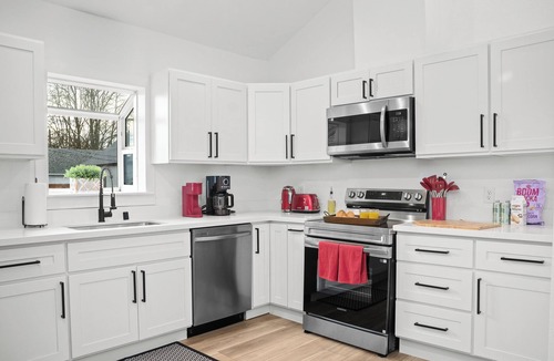 North End House | Brand New Listing in N Tacoma: Spacious Yard-Game Room- King Bed-Firepit