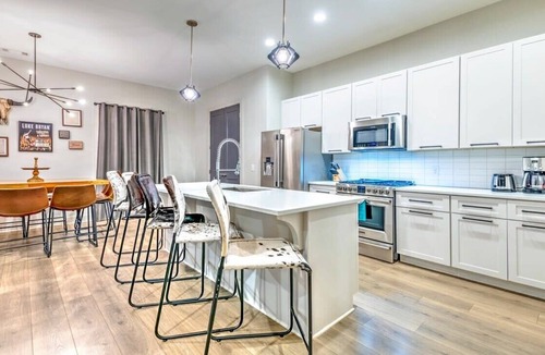 Berry Hill House | Brand New Lux Home Hot Tub+Game Room, Pool&Sauna!