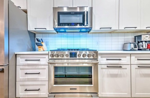 Berry Hill House | Brand New Lux Home Hot Tub+Game Room, Pool&Sauna!