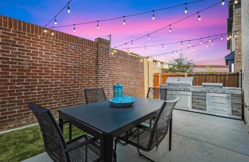 Irving House | Brand New Luxury 6BD 5BA Grand Vacation Home