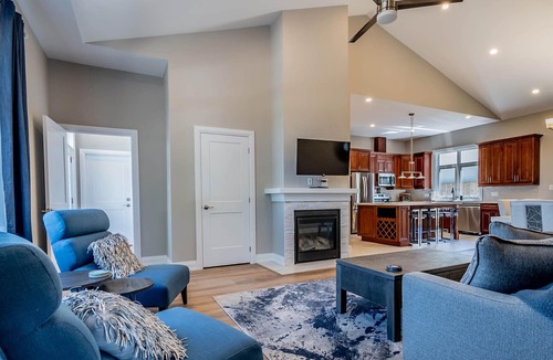 Niagara Falls House | BRAND NEW LUXURY Townhome- GREAT FOR A COUPLES GETAWAY