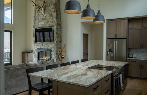 Packwood Cabin | Brand New Luxury Cabin on 5 acres with Hot Tub and Game Room. Cozy and Clean.