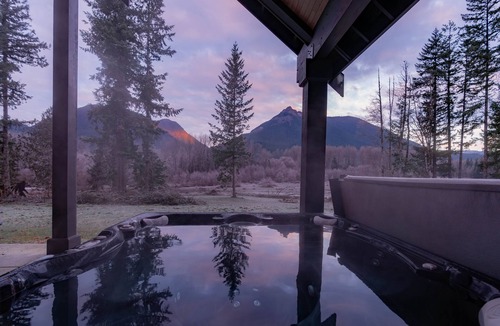 Packwood Cabin | Brand New Luxury Cabin on 5 acres with Hot Tub and Game Room. Cozy and Clean.