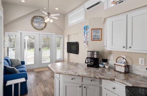 Staples Cabin | Brand New! Modern Cabin near the San Marcos River!
