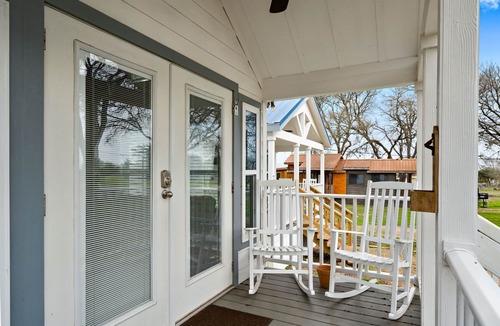 Staples Cabin | Brand New! Modern Cabin near the San Marcos River!