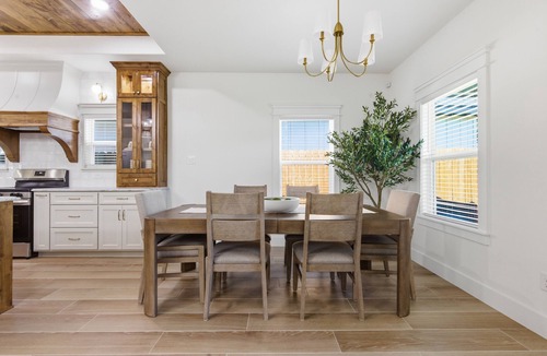 Fort Worth House | Brand-New Modern Home! Sleeps 10! 5 Min to Fort Worth Stockyards!