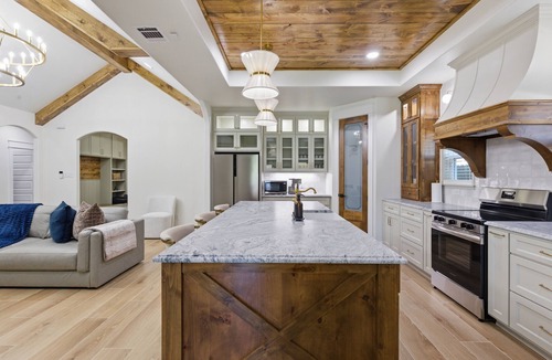 Fort Worth House | Brand-New Modern Home! Sleeps 10! 5 Min to Fort Worth Stockyards!