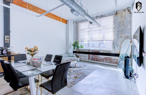 Downtown Memphis Apartment | BRAND NEW Modern Spacious Loft in Downtown with free parking