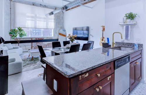 Downtown Memphis Apartment | BRAND NEW Modern Spacious Loft in Downtown with free parking