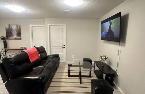 Regina House | Brand New, Modern & Spacius guest Suite