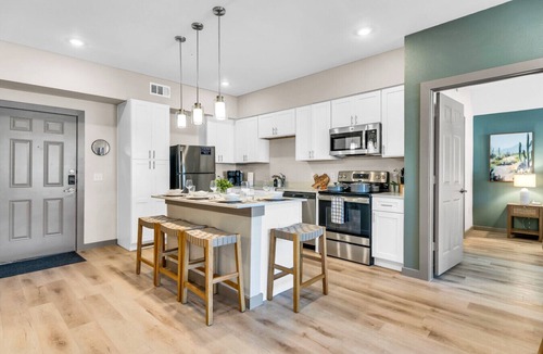 Lacy-Lakeview Apartment | Brand New, Pool, Gym, Mins to DT Waco, BU | TZ1