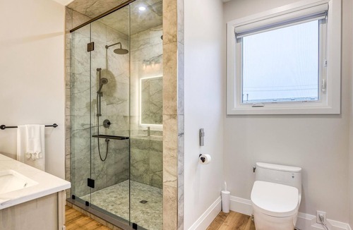 Sarnia House | Brand New Premium House with Hot Tub