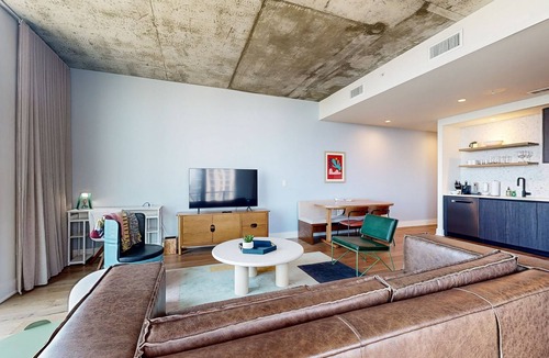 Rainey Street Historic District Condo | Brand-new Rainey St. corner condo with lake-view balcony - gym & rooftop pool