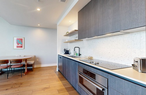 Rainey Street Historic District Condo | Brand-new Rainey St. corner condo with lake-view balcony - gym & rooftop pool
