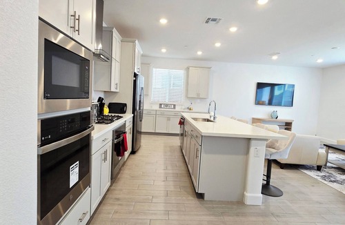 Roseville House | Brand New Spacious 4-BR house in lovely Roseville
