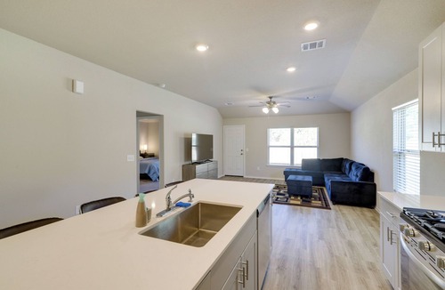 Spring Cottage | Brand New Spring Home < 1 Mi to Old Town!