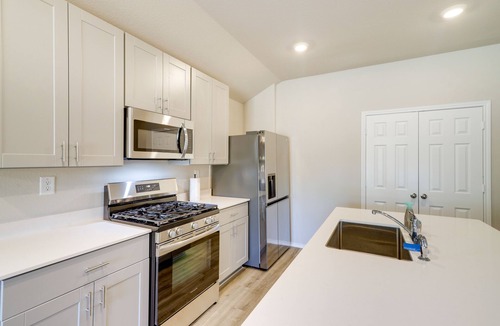 Spring House | Brand New Spring Home < 1 Mi to Old Town!