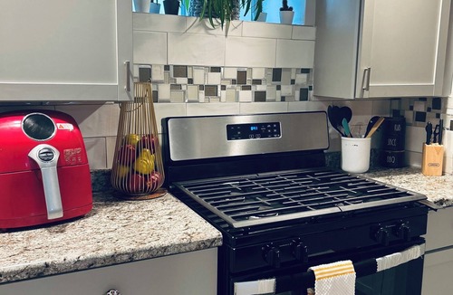 Broadview Apartment | Brand New Studio apart. free parking