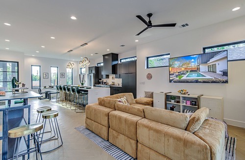 McKinley Heights House | Brand New Stylish 4 BDRM Home W/Pool In DT Austin Near SXSW Top Spots!