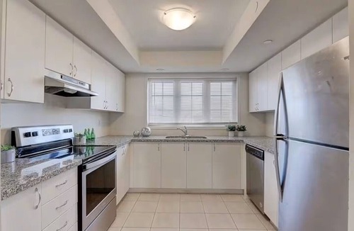 Durham Region House | Brand New Townhouse with 4 bedroom for long stay-in front of the plaza