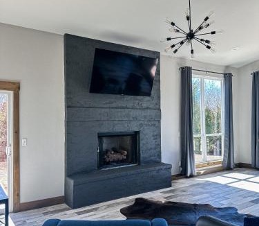 Purcell Villa | Brand New Yote Cabin, Pool Table, South of Norman