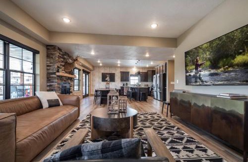 Hollister House | Branson 10 Bedroom Lakeside Lodge! PRIVATE HEATED POOL!