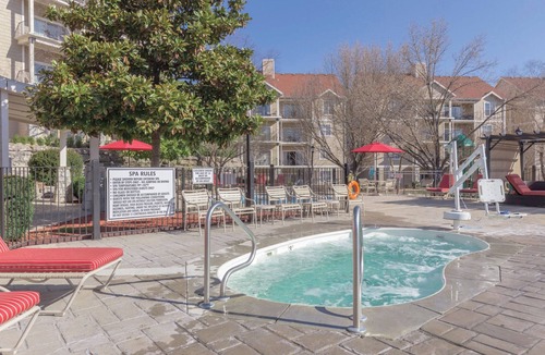 Table Rock Condo | Branson at the Meadows 1br Suite Sunday Check-In